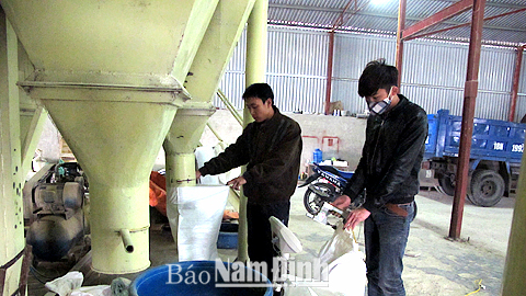 Sản xuất thức ăn chăn nuôi quy mô công nghiệp tại xã Tam Thanh.