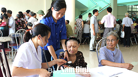 Đoàn viên CLB Thầy thuốc trẻ khám, tư vấn cấp phát thuốc miễn phí cho người cao tuổi trên địa bàn Thành phố Nam Định. 