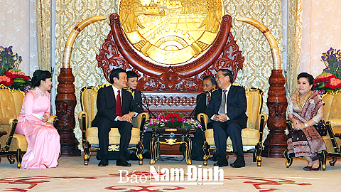 Tổng Bí thư, Chủ tịch nước CHDCND Lào Chum-ma-li Xay-nha-xỏn và Phu nhân tiếp Chủ tịch nước Trương Tấn Sang và Phu nhân tại Phủ Chủ tịch Lào ở Thủ đô Viêng-chăn. Ảnh: Nguyễn Khang - TTXVN