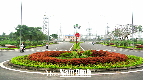 Phát triển các mảng xanh đảo giao thông góp phần tăng tỷ lệ diện tích cây xanh đô thị (Trong ảnh: Đảo giao thông trên đường 52m, TP Nam Định).