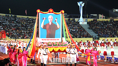 Rước kiệu Chủ tịch Hồ Chí Minh trong Lễ khai mạc Đại hội TDTT toàn quốc lần thứ VII-2014 tại Thành phố Nam Định.
