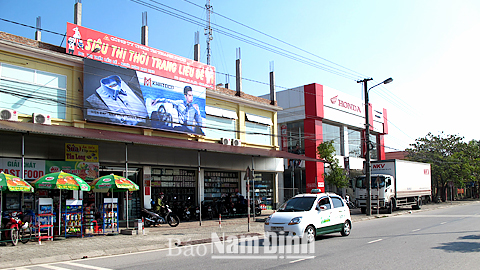 Trung tâm thương mại huyện Nghĩa Hưng đi vào hoạt động trong năm 2014 đáp ứng nhu cầu tiêu dùng của người dân địa phương.