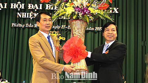 Đồng chí Trần Văn Chung, Phó Bí thư Thường trực Tỉnh ủy tặng hoa chúc mừng đại hội.