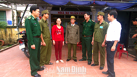 Cán bộ HND xã Giao Phong (Giao Thủy) và Đồn Biên phòng Quất Lâm tuyên truyền pháp luật cho nhân dân.