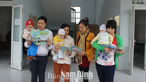 Cán bộ dân số Thị trấn Gôi (Vụ Bản) tư vấn cho các bà mẹ cách chăm sóc sức khỏe bà mẹ, trẻ em.