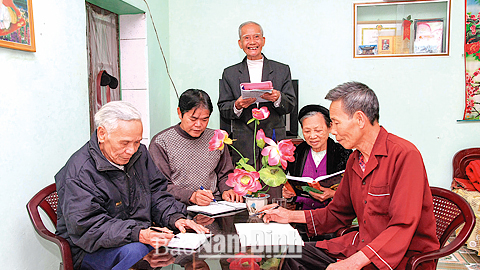 CLB thơ Bái Dương, xã Nam Dương tổ chức bình thơ vào mùng 3 hằng tháng.