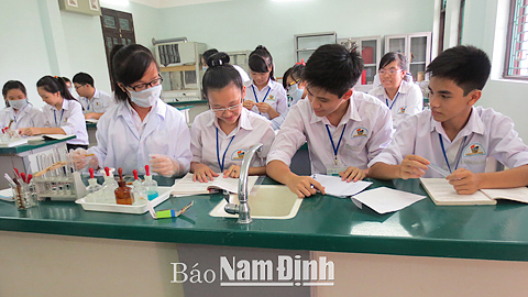 Học sinh Trường THPT Nguyễn Khuyến (TP Nam Định) trong một giờ thực hành môn Hóa học.