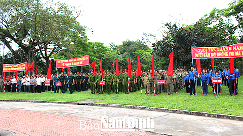 Nhân dân Thành phố Nam Định ra quân hưởng ứng Ngày toàn dân phòng, chống ma túy.