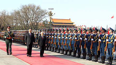 Tổng Bí thư Nguyễn Phú Trọng và Tổng Bí thư, Chủ tịch nước CHND Trung Hoa Tập Cận Bình duyệt đội danh dự Quân giải phóng Nhân dân Trung Quốc.
