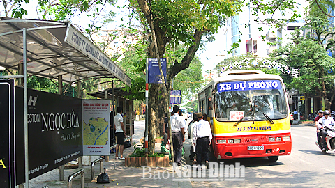 Hầu hết các điểm chờ xe buýt ở Thành phố Nam Định đều không bố trí vệt dốc hay đường dốc dành cho người khuyết tật.