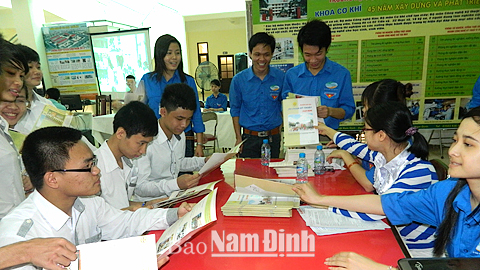 ĐVTN khối các trường THPT trong tỉnh tìm hiểu thông tin tuyển sinh, nghề nghiệp tại chương trình Ngày hội việc làm do Đoàn Thanh niên tổ chức.