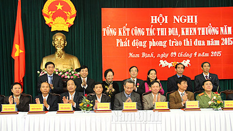 Phó Chủ tịch nước Nguyễn Thị Doan, Thứ trưởng Bộ Nội vụ Trần Thị Hà và các đồng chí lãnh đạo tỉnh chứng kiến Khối trưởng các Khối thi đua của tỉnh ký kết giao ước thi đua năm 2015.
