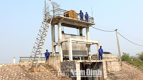 Công nhân Cty TNHH một thành viên KTCTTL Nam Ninh vận hành điều tiết nước phục vụ sản xuất tại cống Mỏ Cò, xã Liêm Hải (Trực Ninh). 