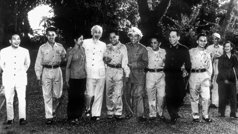 Chủ tịch Hồ Chí Minh và Đại tướng Võ Nguyên Giáp với các anh hùng chiến sĩ miền Nam tại khu vườn Phủ Chủ tịch ngày 15-11-1965. Ảnh: TL