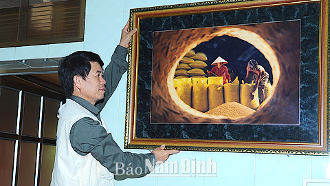 Nghệ sĩ Đinh Duy Quang với một tác phẩm xuất sắc.