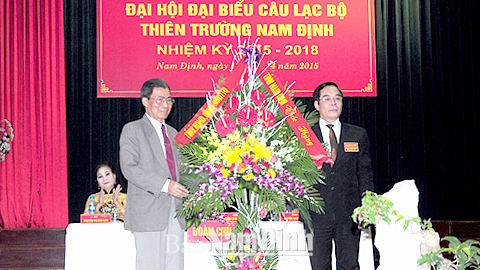 Đồng chí Nguyễn Khắc Hưng, Bí thư Tỉnh uỷ trao tặng Đại hội lẵng hoa tươi thắm.