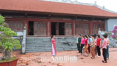 Hướng dẫn khách du lịch tham quan Nhà tưởng niệm Cố Tổng Bí thư Trường Chinh (Xuân Trường).