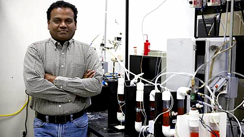  Pratap Pullammanappallil và quy trình xử lý, chuyển đổi chất thải của con người thành nhiên liệu. Ảnh: University of Florida