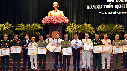 Các đại biểu người có công nhận khen thưởng của Bộ Lao động, Thương binh và Xã hội.