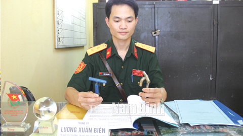 Trung úy Lương Xuân Biên, Trung đội trưởng Trung đội Cảnh vệ, Phòng Tham mưu (Bộ CHQS tỉnh) giới thiệu về tác dụng của sáng kiến Móc chữ T chống gió va đập cửa.