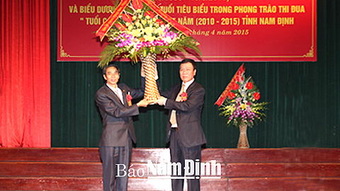Đồng chí Đoàn Hồng Phong, Phó Bí thư Tỉnh ủy, Chủ tịch UBND tỉnh tặng Ban đại diện Hội NCT tỉnh lẵng hoa tươi thắm.