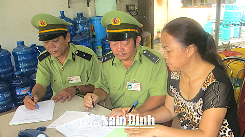 Lực lượng Quản lý thị trường kiểm soát giá hàng hóa tại huyện Ý Yên.