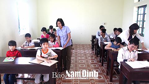 Lớp học chữ Brail của học viên Trung tâm Phục hồi chức năng, dạy nghề cho trẻ em khiếm thị Thành phố Nam Định.