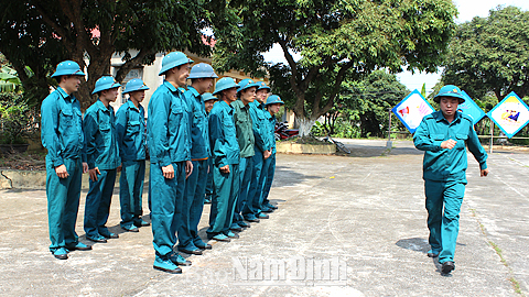 Ban CHQS xã Trung Thành huấn luyện Điều lệnh đội ngũ cho lực lượng DQTV.