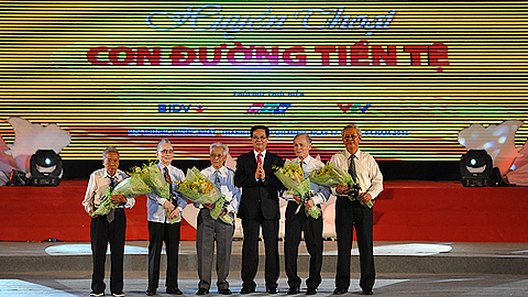 Thủ tướng Nguyễn Tấn Dũng tặng hoa cho các đ/c đã làm nên “Huyền thoại con đường tiền tệ”