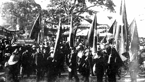 Nhân dân thành phố Nam Định vui mừng đón bộ đội tiến vào tiếp quản thành phố ngày 1-7-1954.