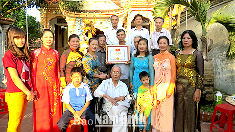 Dòng họ Trần Đăng trong ngày nhận giấy khen của Hội Khuyến học Thành phố Nam Định về thành tích xuất sắc trong công tác khuyến học.