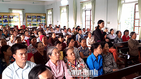 Nhân dân xã Giao Long (Giao Thủy) trong một buổi học tập chuyên đề tại Trung tâm HTCĐ của xã. 