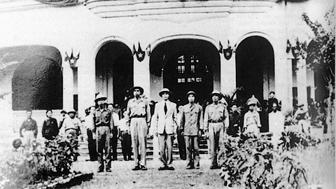 Uỷ ban quân chính và hành chính thành phố Nam Định ra mắt nhân dân ngày 2-9-1954.