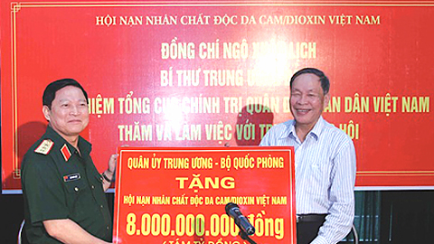 Thượng tướng Ngô Xuân Lịch, Chủ nhiệm Tổng cục Chính trị QĐND Việt Nam tặng quà và hỗ trợ 8 tỷ đồng cho Hội Nạn nhân chất độc da cam/đi-ô-xin Việt Nam. 