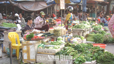 Nguy cơ NĐTP từ rau xanh luôn là nỗi lo thường trực của người nội trợ (Ảnh chụp tại chợ Hoàng Ngân, Thành phố Nam Định).  Bài và ảnh: Minh Thuận