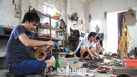 Sửa chữa, sản xuất kèn đồng ở cơ sở Duy Đông của ông Nguyễn Duy Đông, làng Phạm Pháo, xã Hải Minh, Hải Hậu.