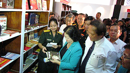 Nguyên Phó Chủ tịch nước Trương Mỹ Hoa cùng các đại biểu tham quan các gian sách tại triển lãm - Ảnh: VGP/Lê Anh 