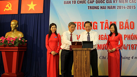 Thứ trưởng Bộ Thông tin và Truyền thông Trương Minh Tuấn và Phó Chủ tịch UBND TPHCM Hứa Ngọc Thuận bấm nút hoạt động Trung tâm
