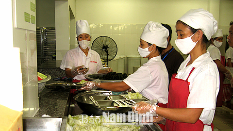 Chế biến thức ăn tại bếp ăn tập thể Cty TNHH Dây dẫn Sumi Việt Nam (KCN Bảo Minh, Vụ Bản).