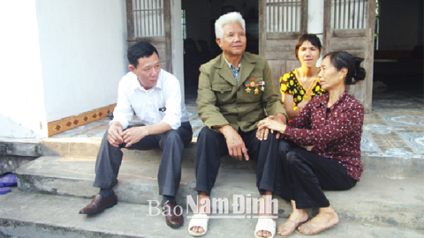 Niềm vui của ông Nguyễn Cao Đà và gia đình trong những ngày kỷ niệm Chiến thắng 30-4 (ảnh bên phải).