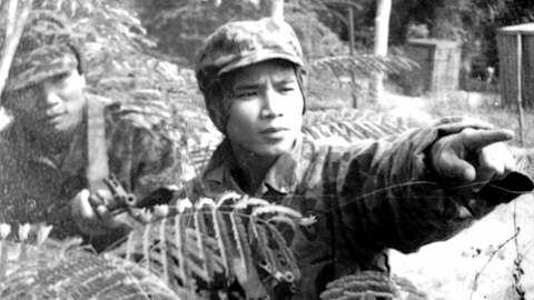 Nguyễn Văn Tình (trước) cùng Trung đội trưởng Võ Nguộc trong một trận đánh tại bờ bắc sông Hiếu (Quảng Trị). Ảnh: Đoàn Nhâm