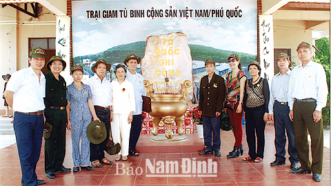 Ông Vũ Trung Ấn và ông Ngô Duy Cuông (thứ sáu và thứ bảy từ trái sang) thăm lại Trại giam tù binh Phú Quốc. Ảnh: Do nhân vật cung cấp