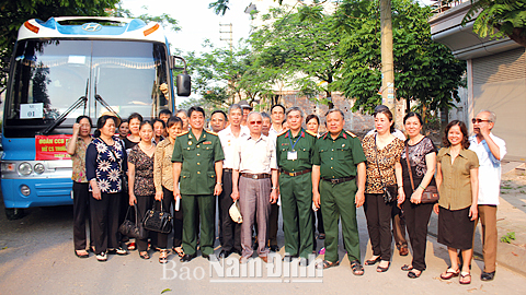 Hội Truyền thống Trường Sơn - Đường Hồ Chí Minh tỉnh tổ chức cho các CCB đi thăm lại chiến trường xưa.