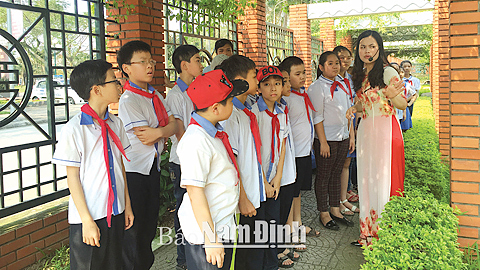 Học sinh Trường Tiểu học Trần Quốc Toản (TP Nam Định) tham quan, học tập tại Bảo tàng tỉnh. Ảnh: Minh Thuận