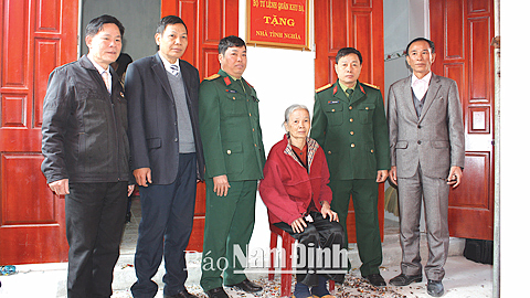 Lãnh đạo Bộ CHQS tỉnh và Ban CHQS huyện Vụ Bản trao tặng Nhà Tình nghĩa cho bà Trần Thị Là, vợ liệt sĩ, ở xã Đại Thắng (Vụ Bản).
