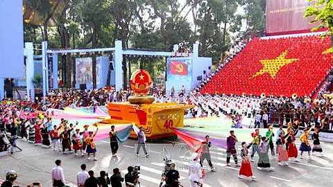 Khối Quốc huy nước Cộng hòa xã hội chủ nghĩa Việt Nam mở đầu Lễ diễu binh, diễu hành kỷ niệm 40 năm Ngày Giải phóng miền Nam, thống nhất đất nước.