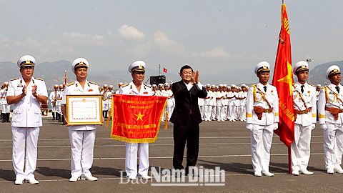 Chủ tịch nước Trương Tấn Sang trao tặng danh hiệu Anh hùng LLVTND cho lực lượng Hải quân nhân dân Việt Nam. Ảnh: Nguyễn Khang - TTXVN