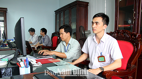 Đảng viên Trịnh Xuân Quyết, Bí thư Chi bộ, Trưởng Phòng Tin học, Cục Thuế tỉnh (ngoài cùng bên phải) theo dõi hệ thống truyền nhận dữ liệu hỗ trợ người nộp thuế.