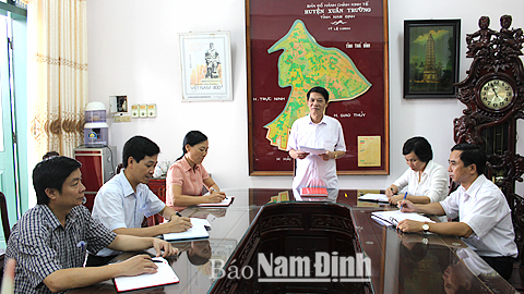 Ban Thường vụ Huyện ủy Xuân Trường thảo luận về công tác cán bộ.