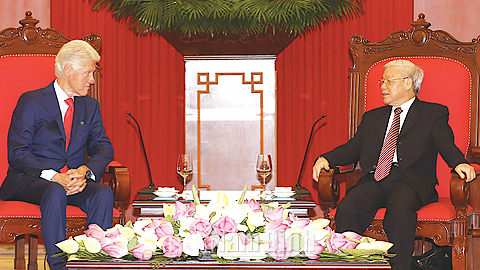Tổng Bí thư Nguyễn Phú Trọng tiếp cựu Tổng thống Mỹ Bin Clin-tơn thăm và làm việc tại Việt Nam, ngày 2-7-2015. Ảnh: Trí Dũng - TTXVN